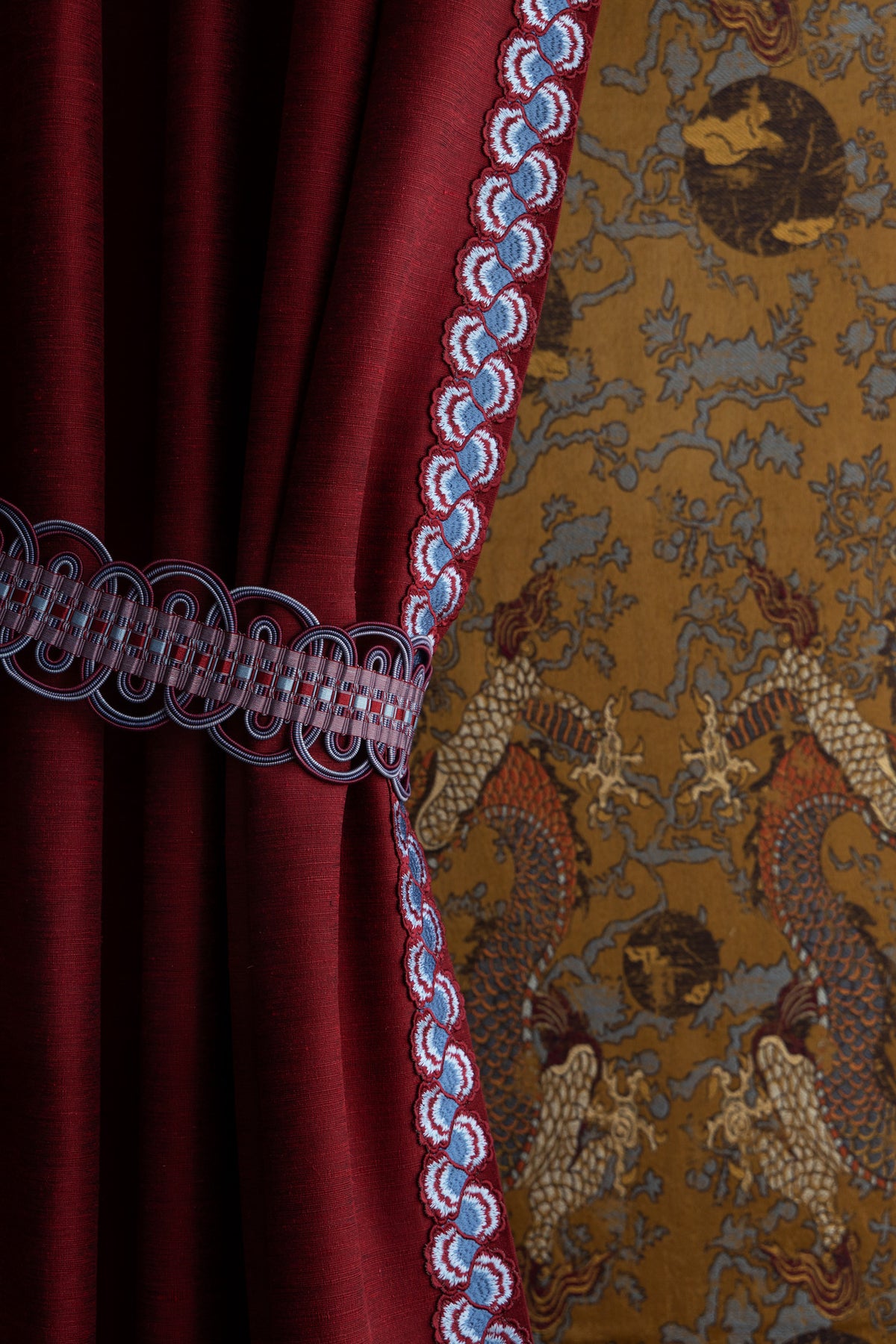 Samuel and Sons Romaunt Crete Holdback — scenography