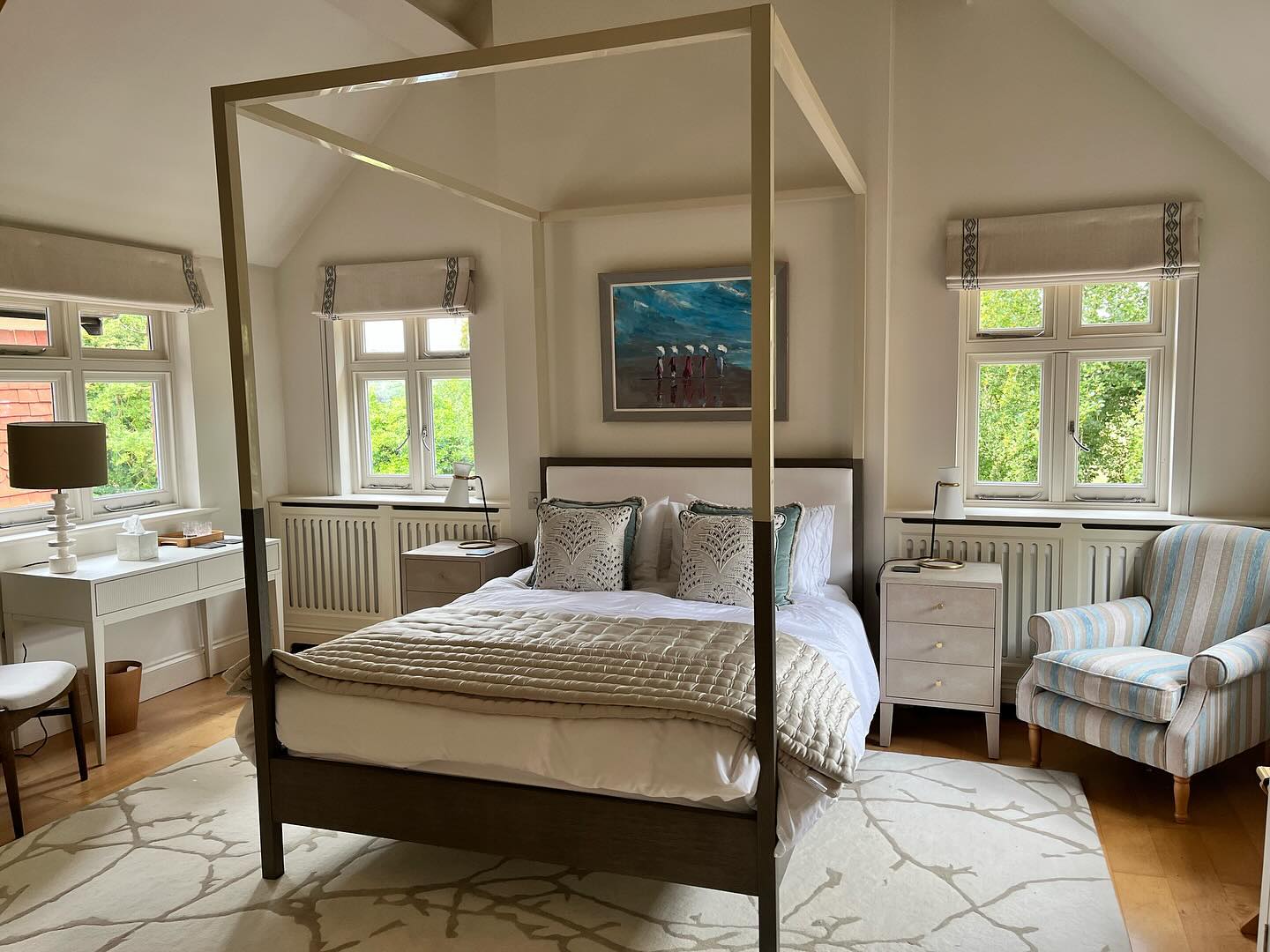 Chelsea Poster Bed in room