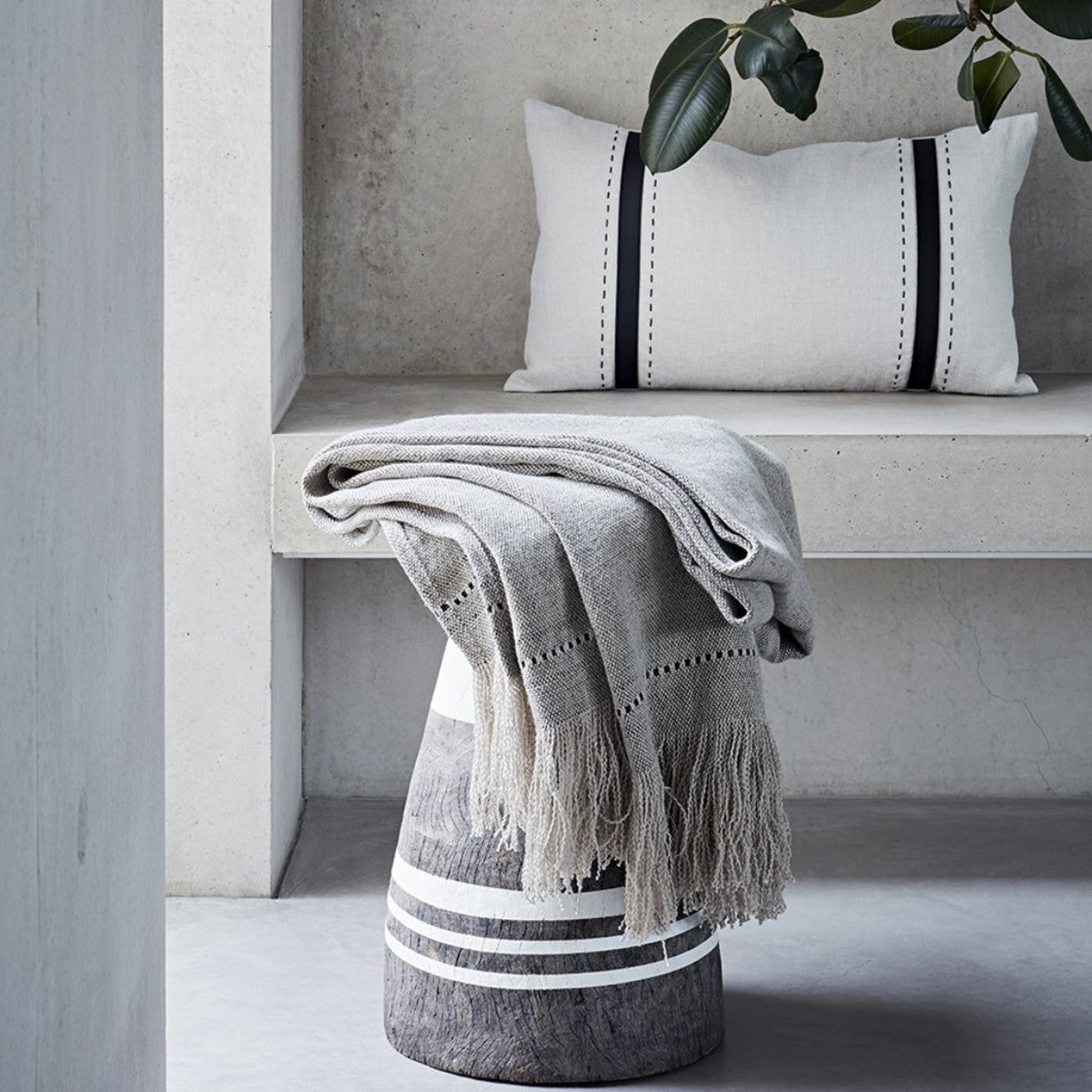 de Le Cuona | Fox Throw With Fringe & Leather Detail