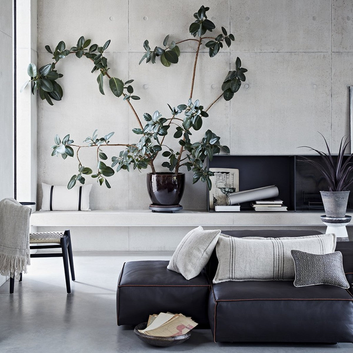 de Le Cuona | Fox Throw With Fringe & Leather Detail