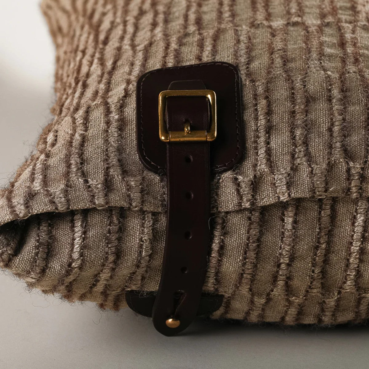 de Le Cuona | Nara Buckle Cushion