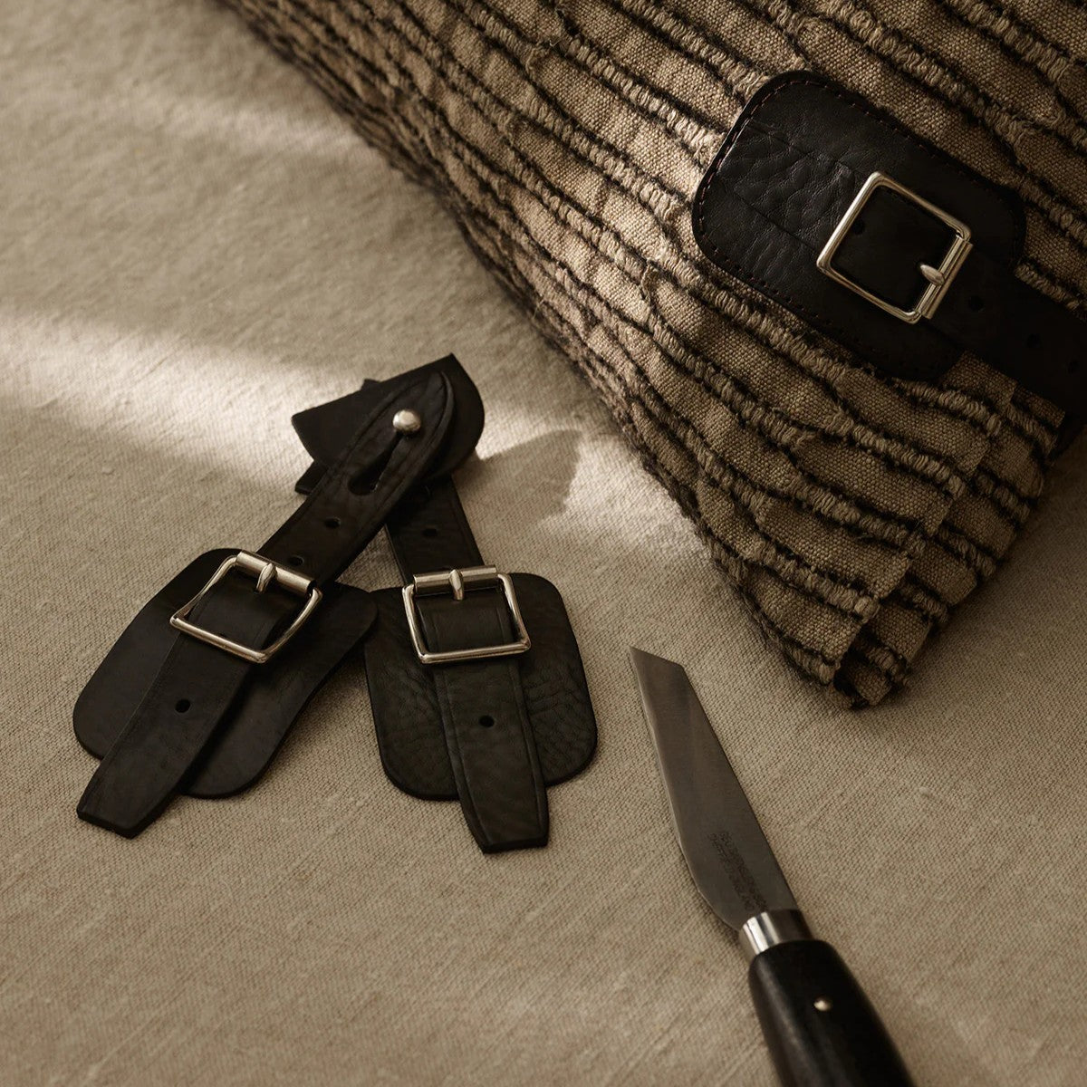 de Le Cuona | Nara Buckle Cushion