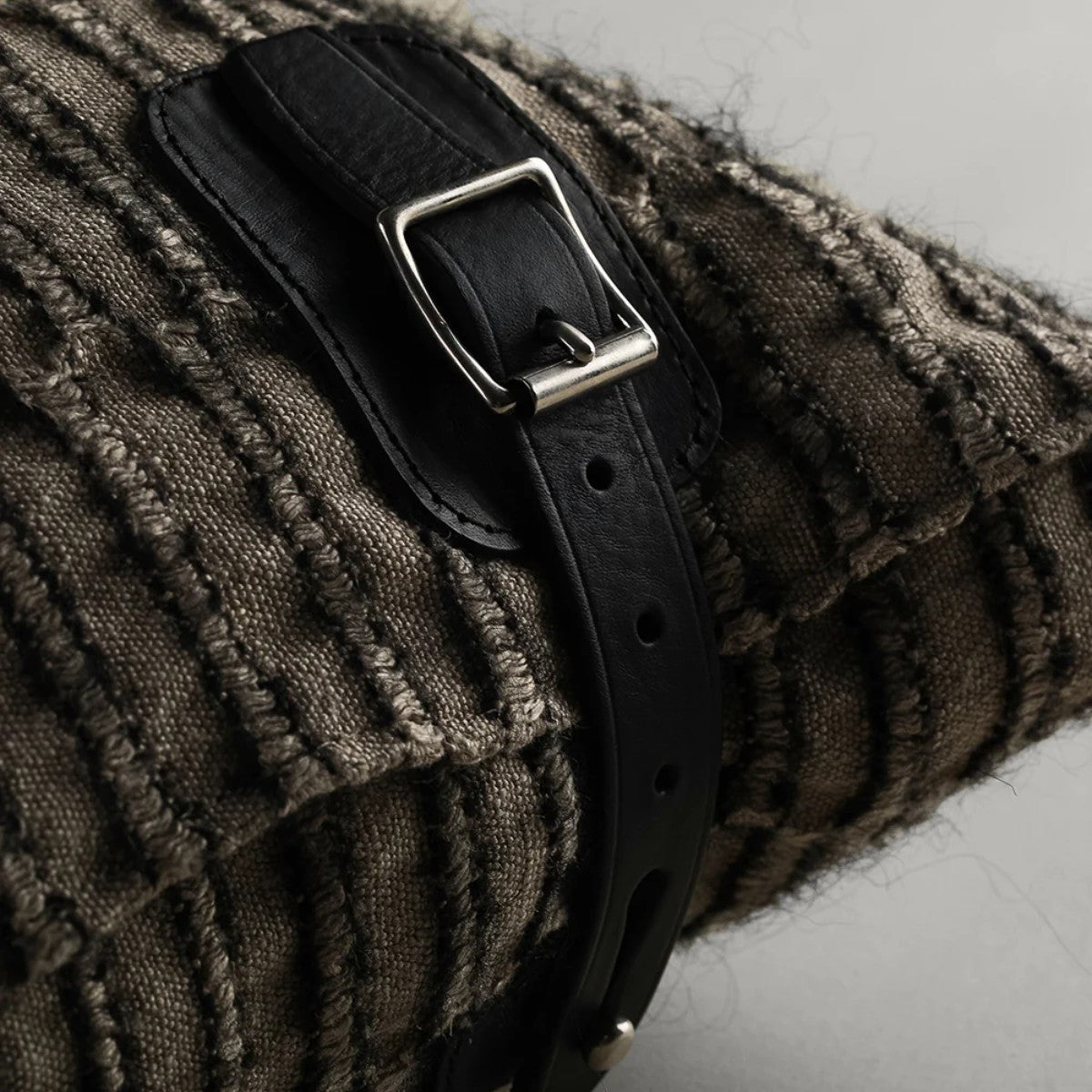 de Le Cuona | Nara Buckle Cushion