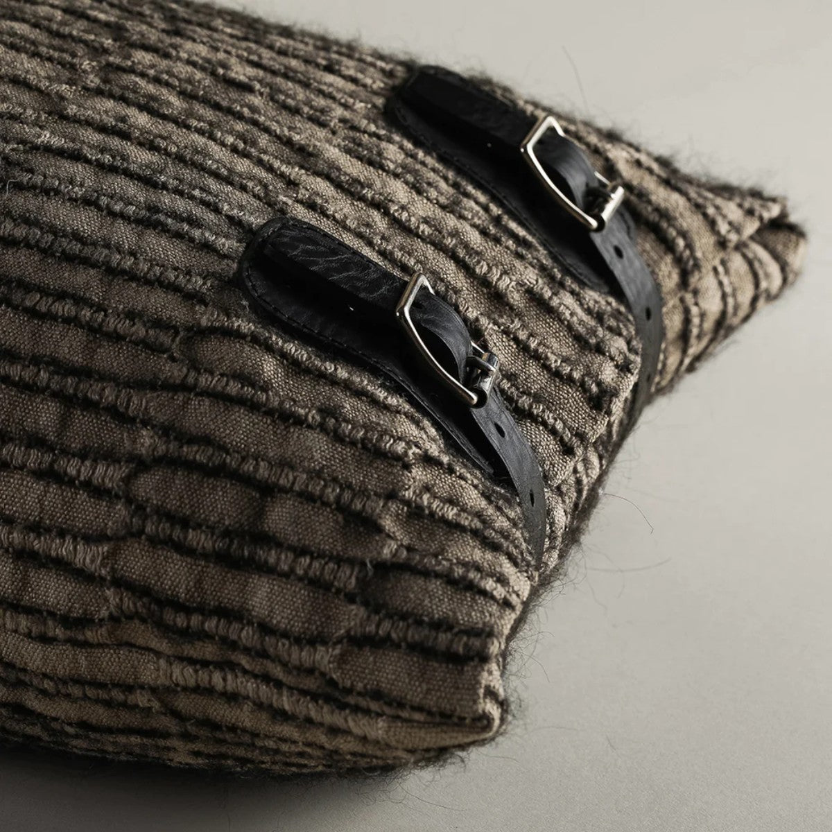 de Le Cuona | Nara Buckle Cushion