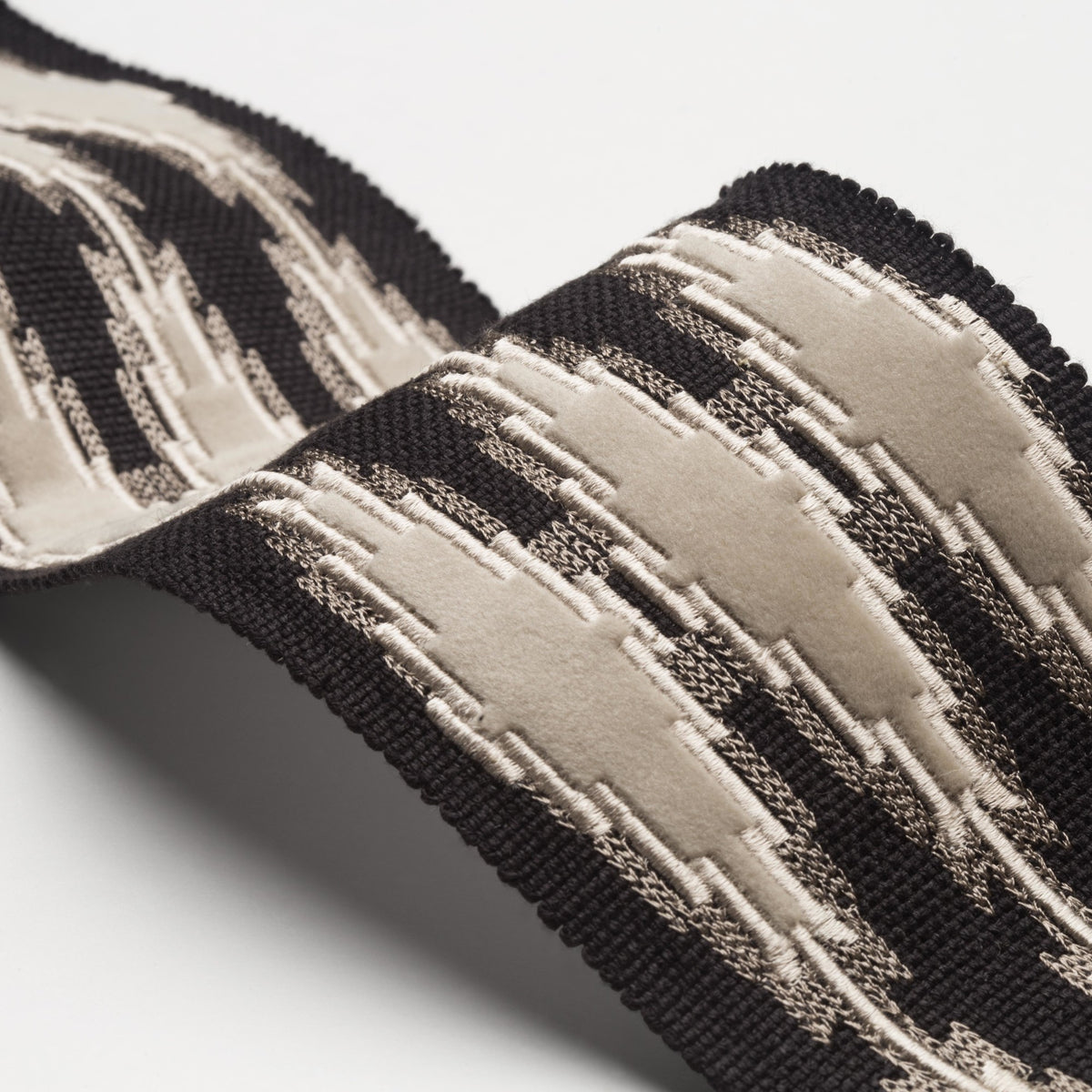 Samuel and Sons Ojos Appliqué Border — scenography