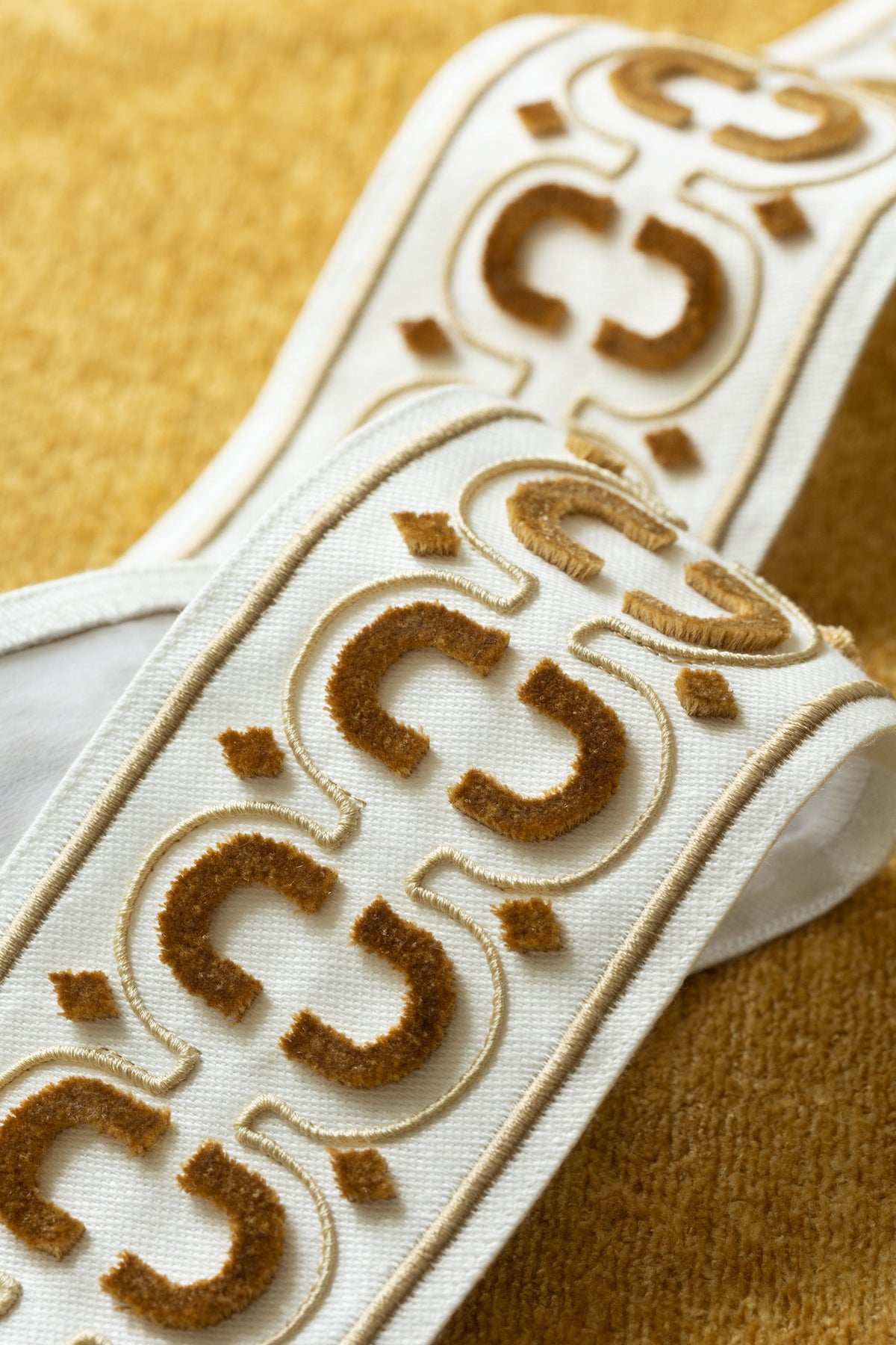 Samuel and Sons Flórián Velvet Border — scenography