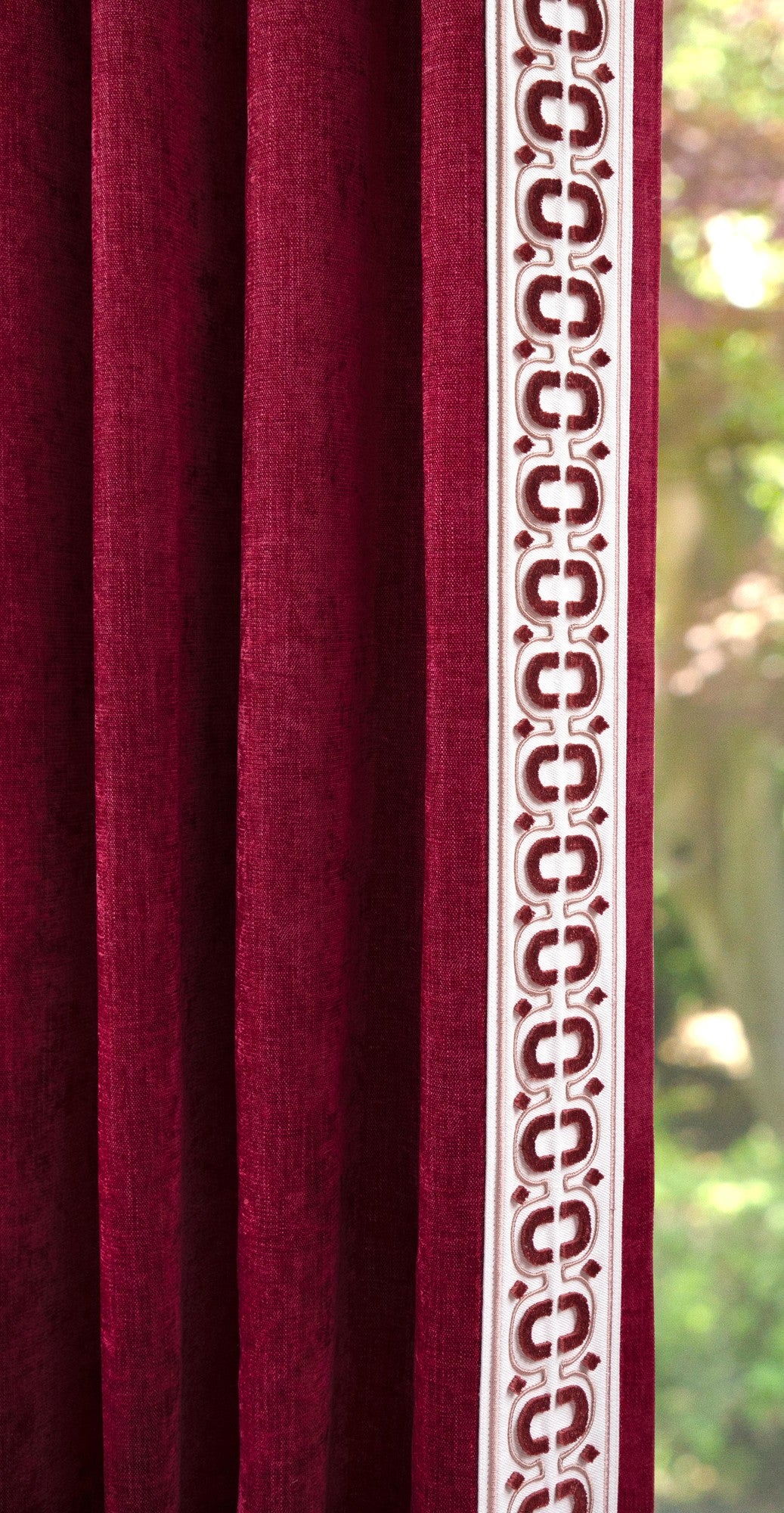 Samuel and Sons Flórián Velvet Border — scenography
