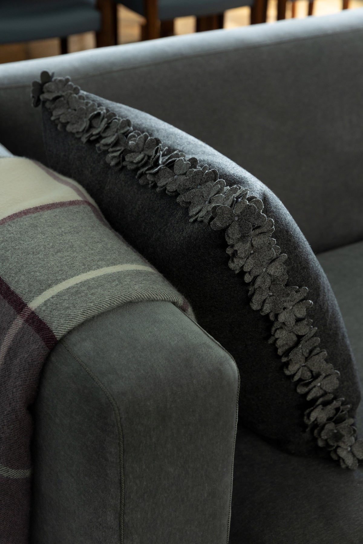 Samuel and Sons Clover Appliqué Border — scenography