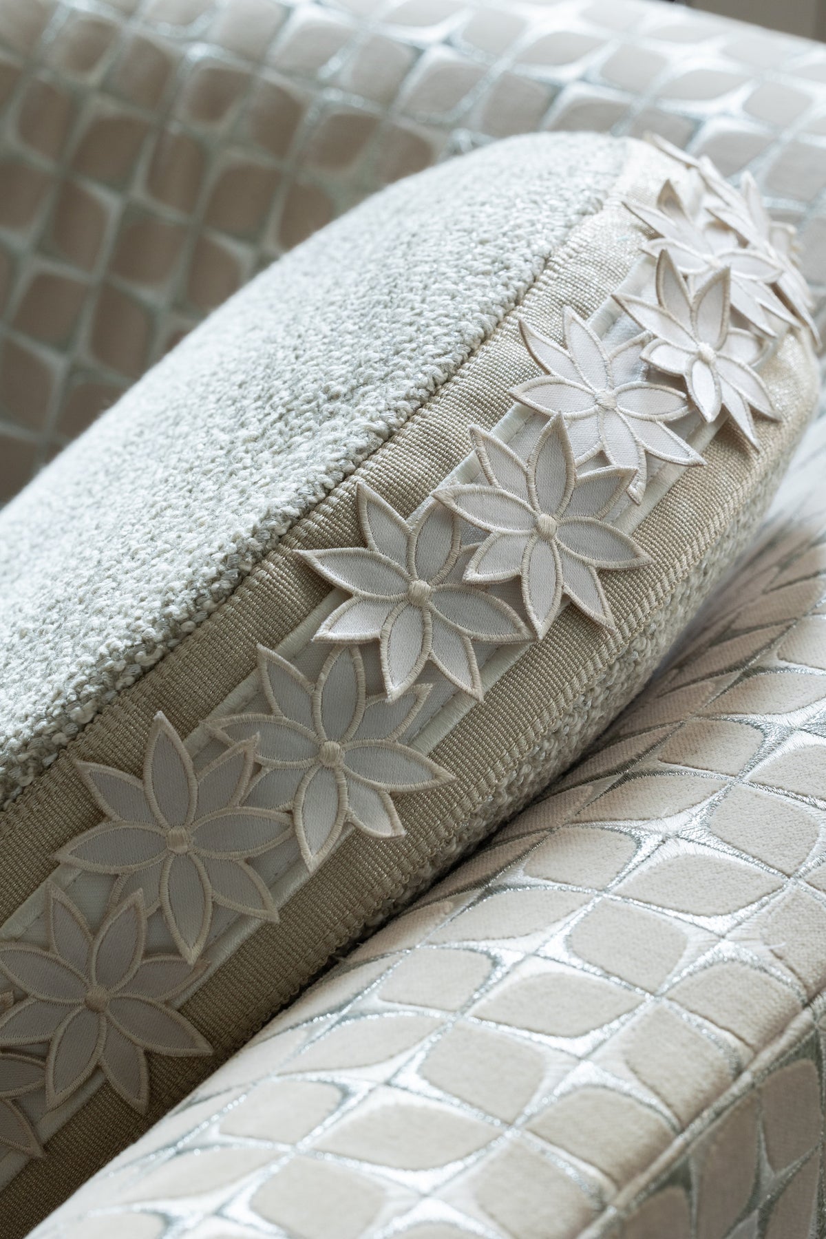Samuel and Sons Daisy Appliqué Border — scenography