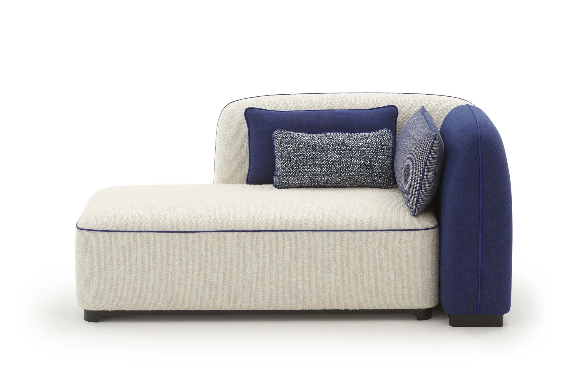 Pierre Frey Dolmen - Lacquered beech frame; Piping - Simple seams - Stretched fabric upholstery
