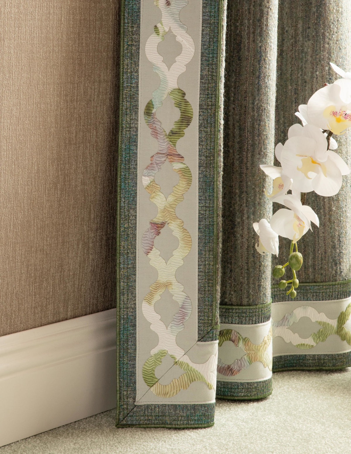 Samuel and Sons Virtuoso Appliqué Border — scenography