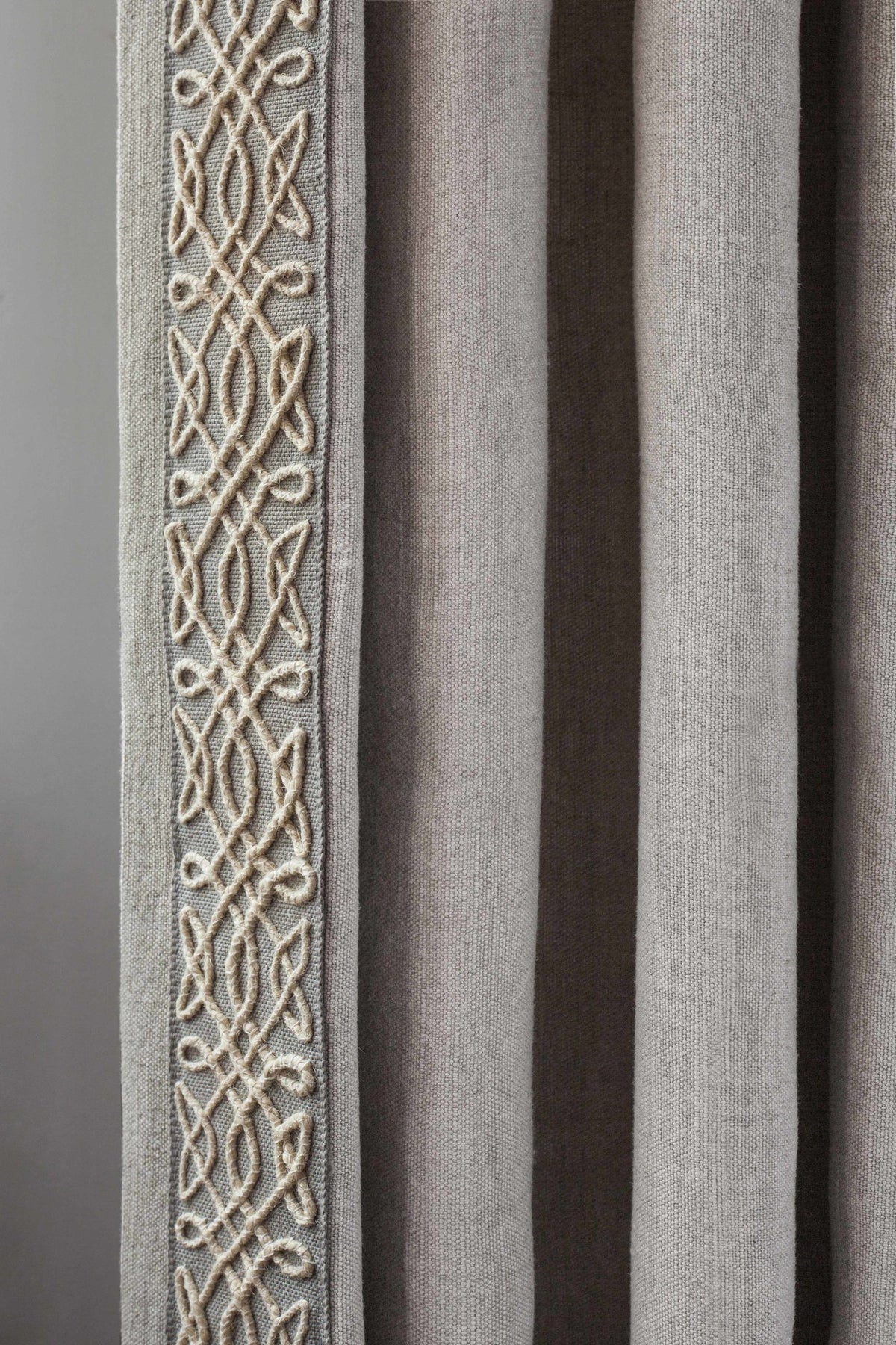 Samuel and Sons La Terre Appliqué Border — scenography