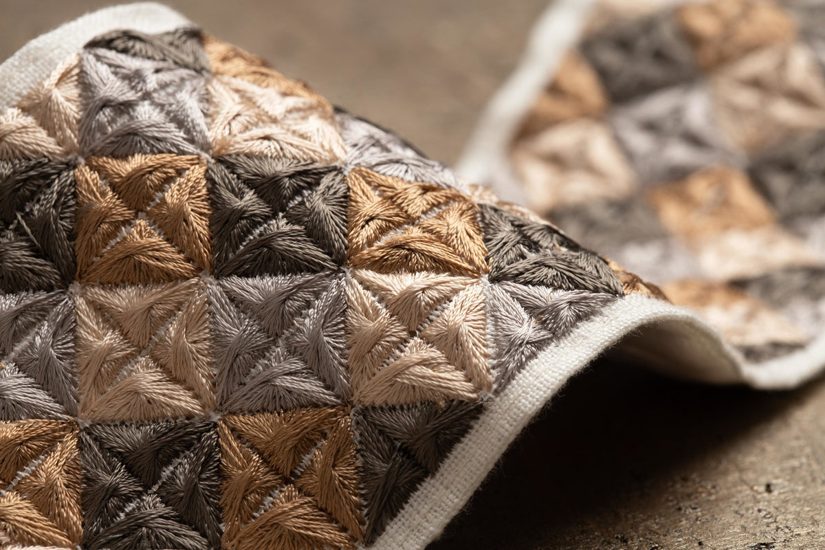 Samuel and Sons Umbra Embroidered Border — scenography