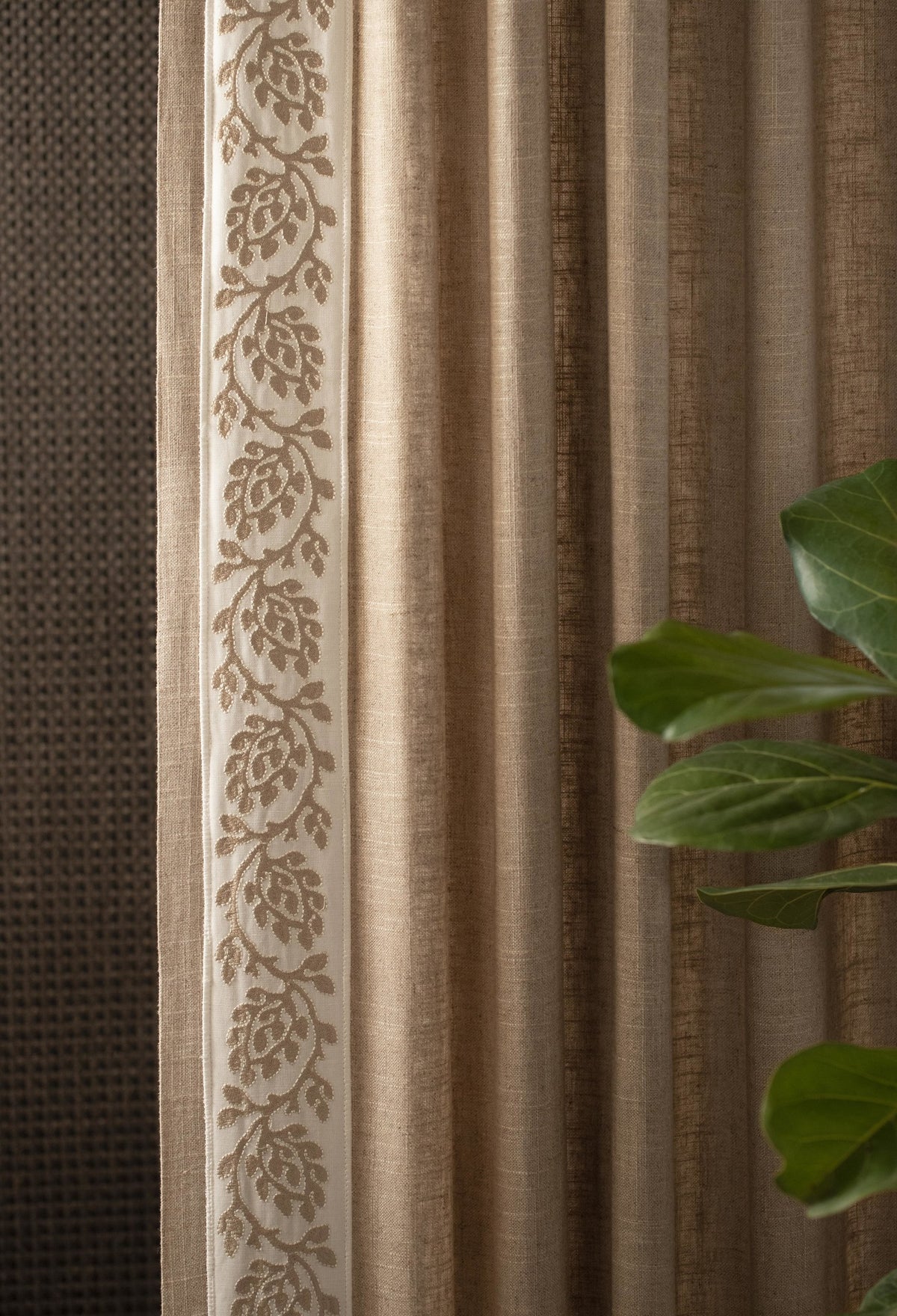 Samuel and Sons Mare Embroidered Border — scenography