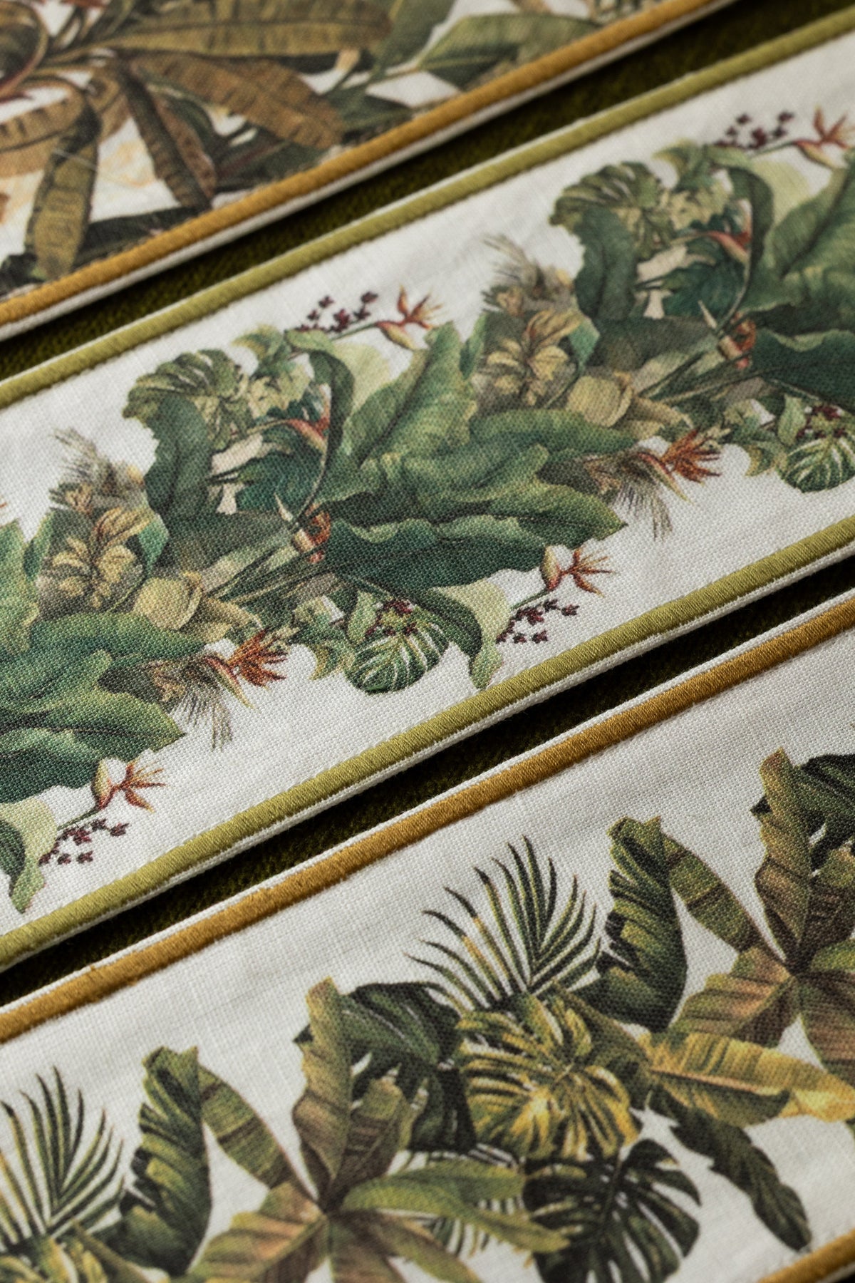 Samuel and Sons Verdant Palm Border — scenography