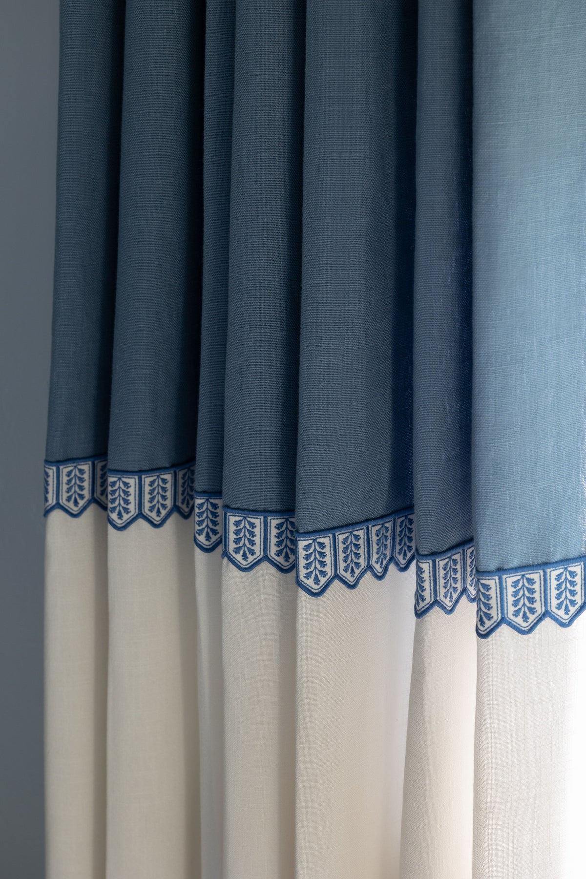 Samuel and Sons Tropic Embroidered Border — scenography