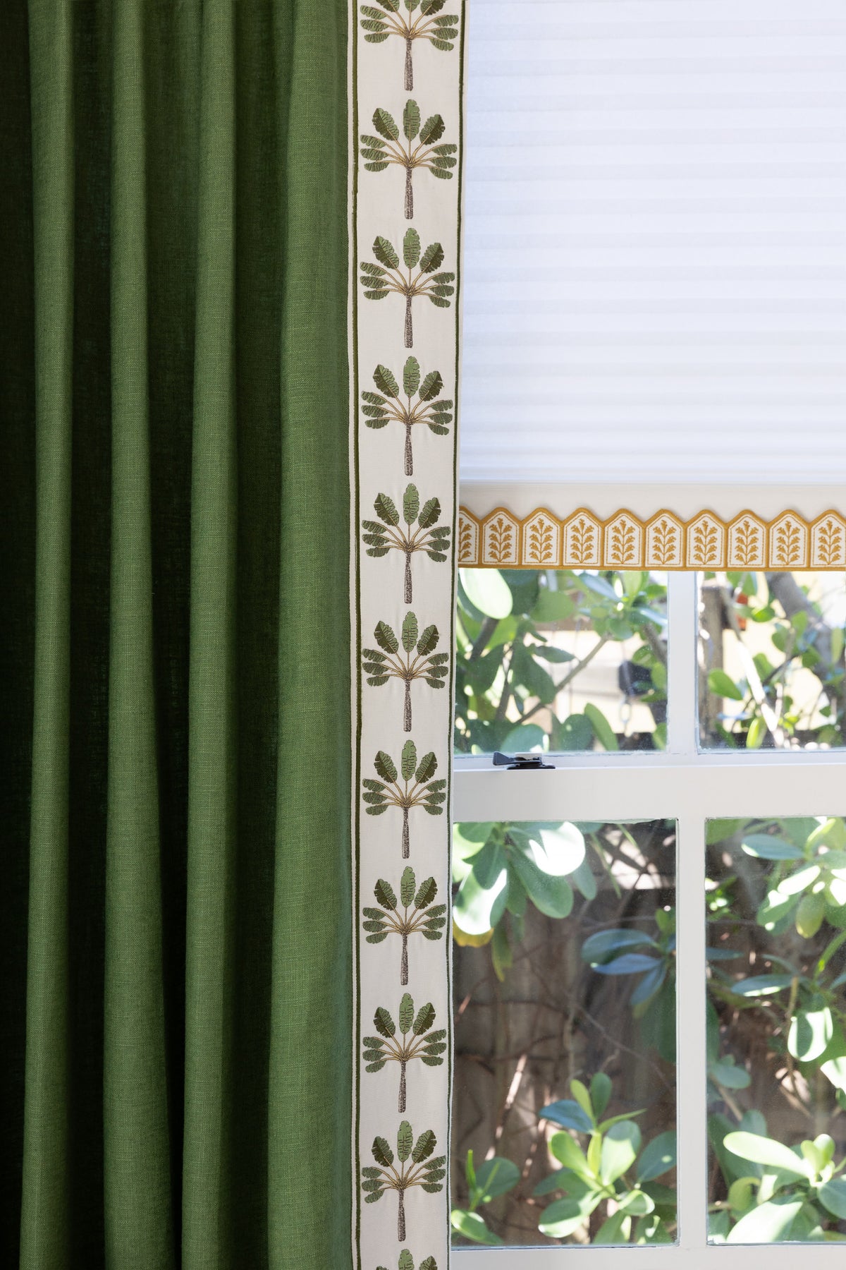 Samuel and Sons Tropic Embroidered Border — scenography