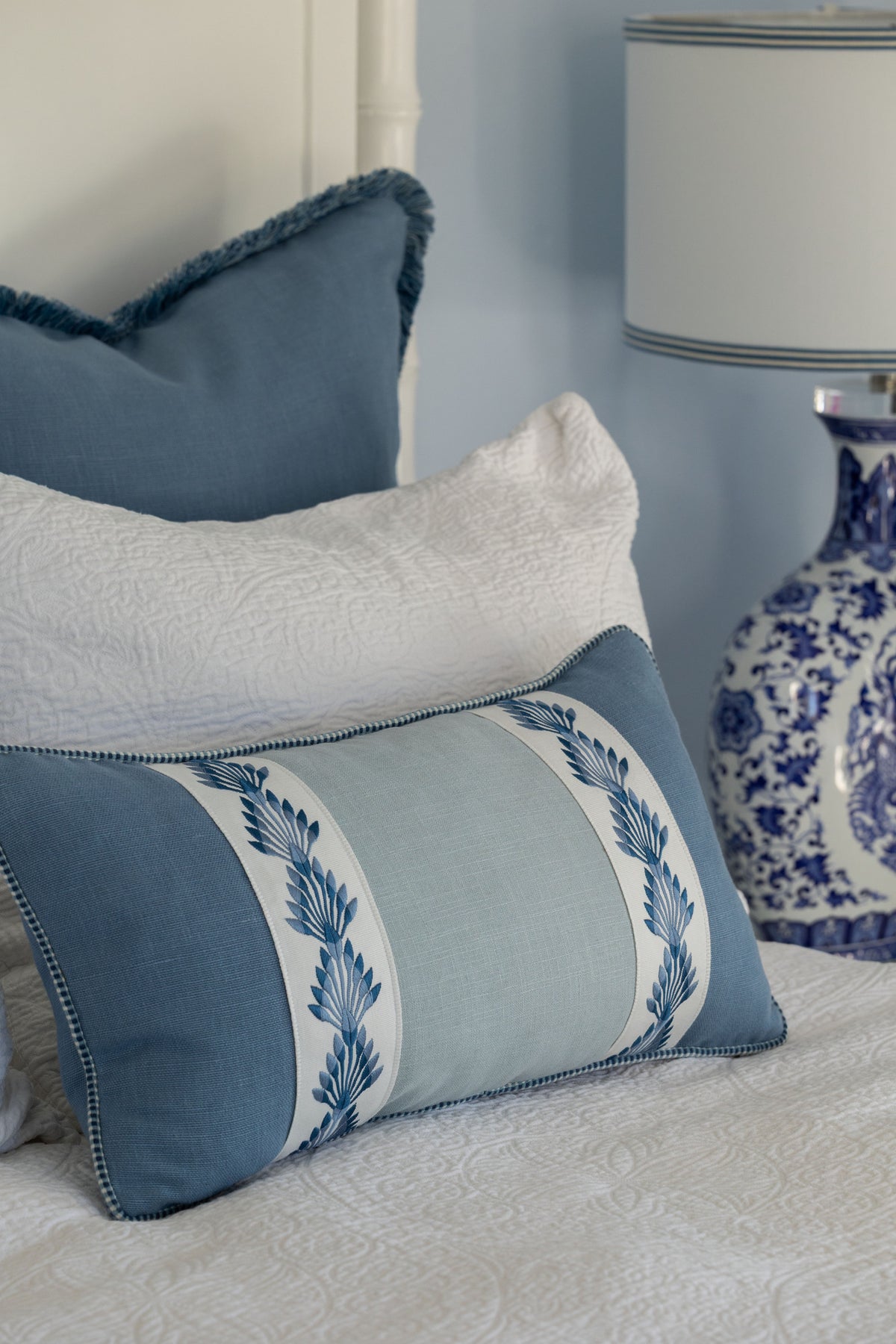 Samuel and Sons Palmetto Crest Embroidered Border — scenography