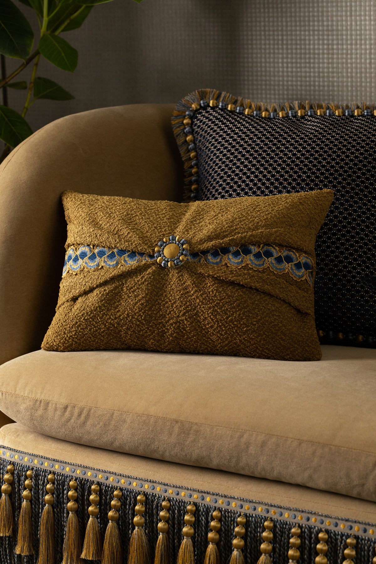 Samuel and Sons Romaunt Embroidered Border — scenography