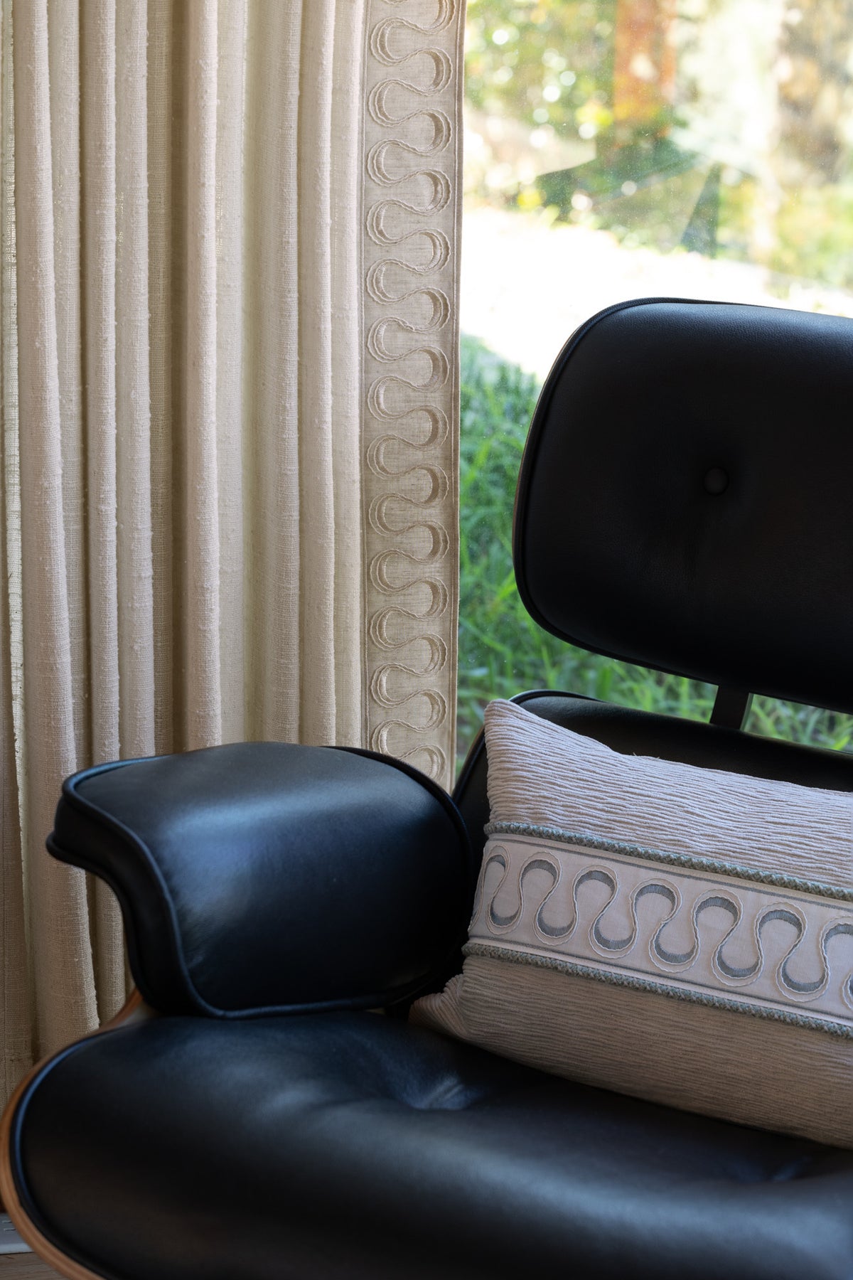 Samuel and Sons Mila Embroidered Border — scenography