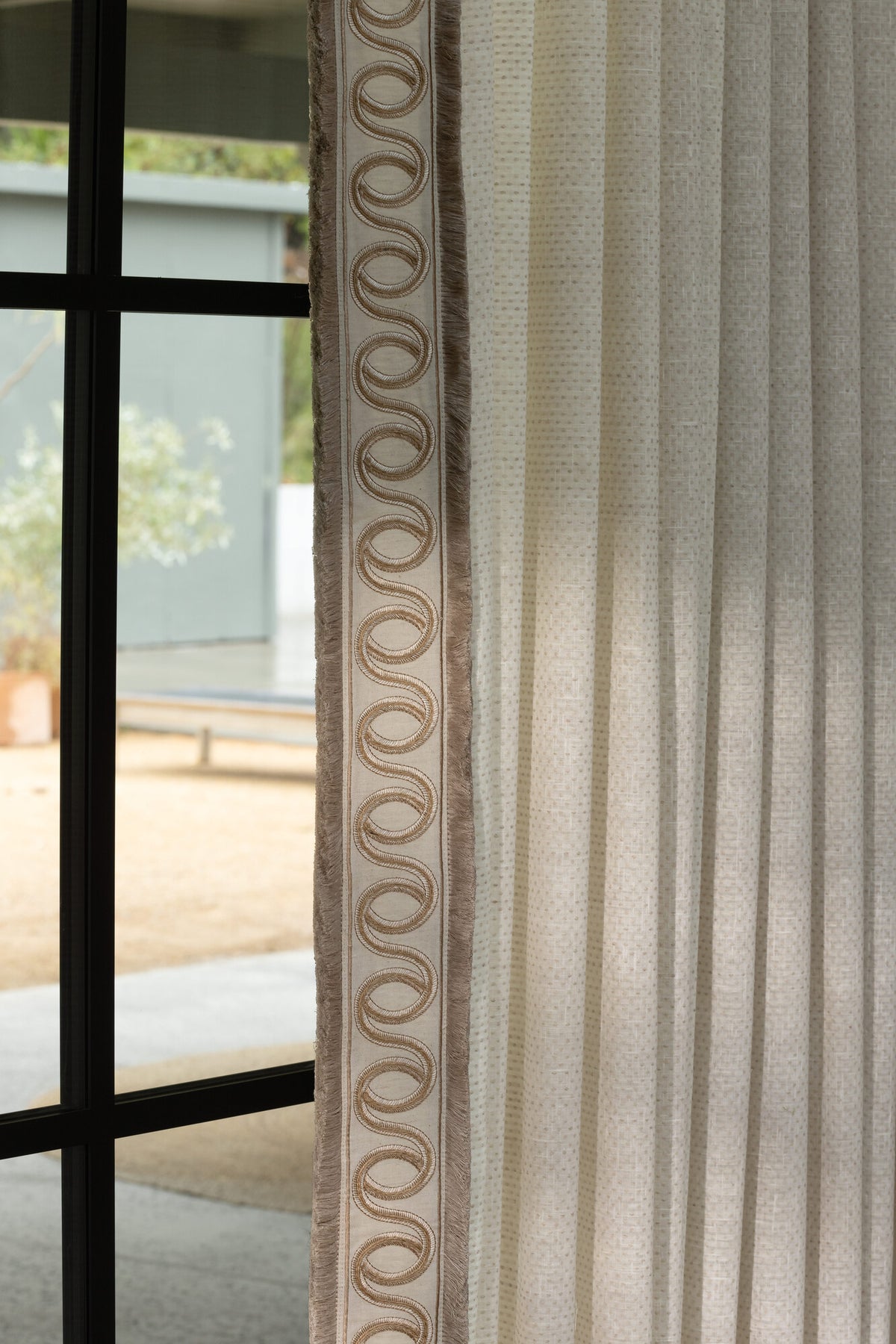 Samuel and Sons Terra Garland Border — scenography