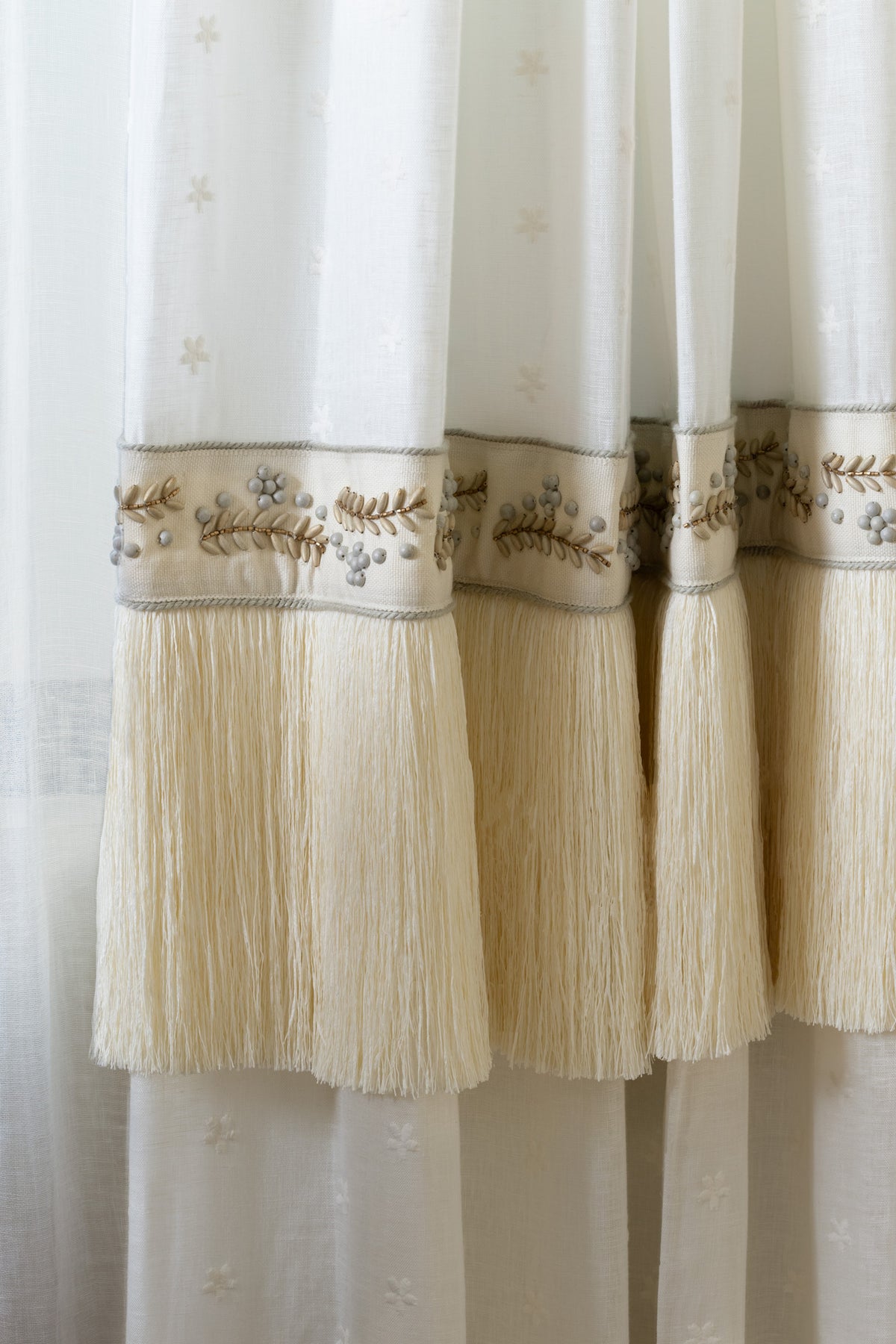 Samuel and Sons Amandari Beaded Border — scenography