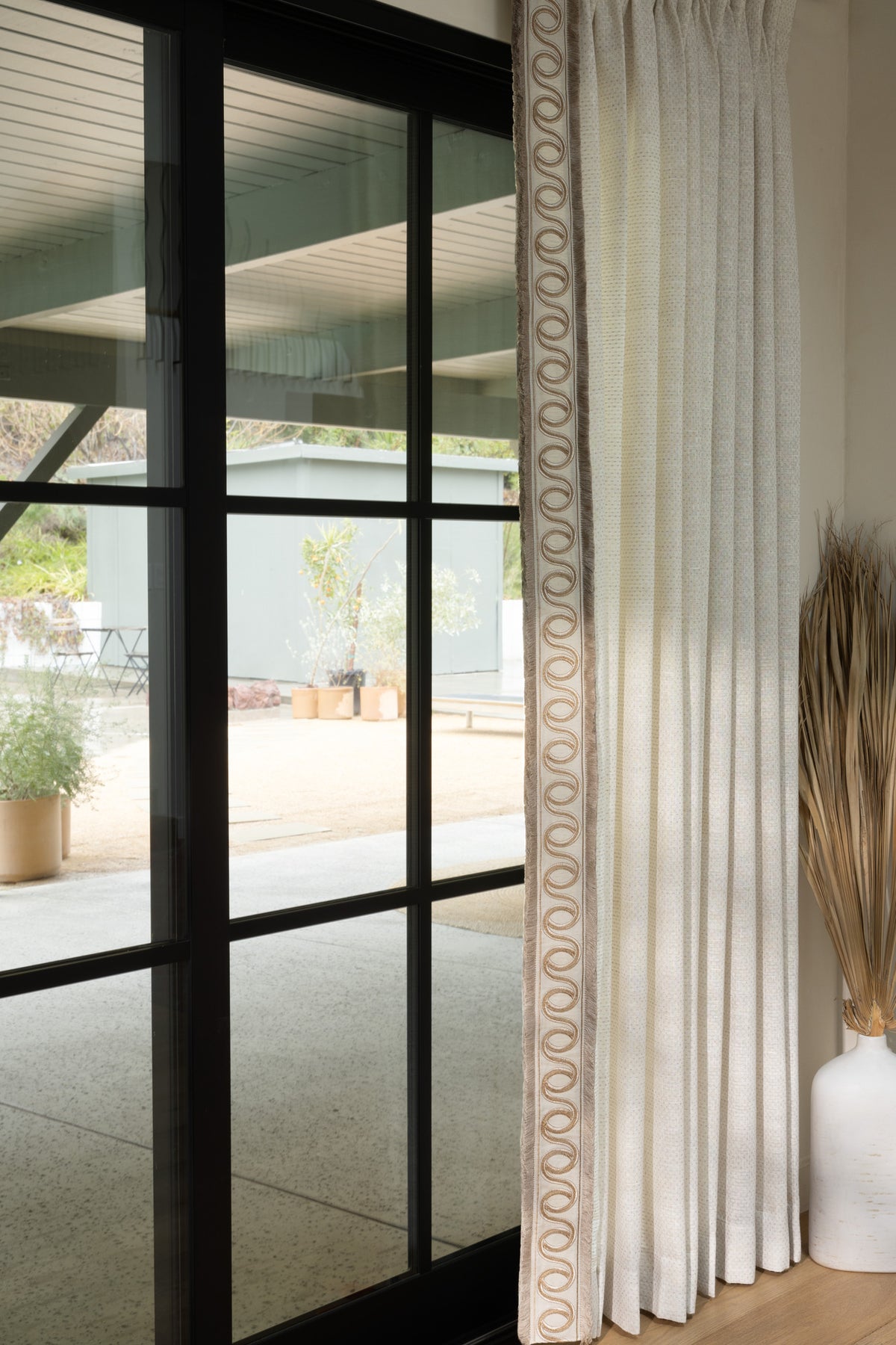 Samuel and Sons 1" Bali Linen Brush Fringe — scenography