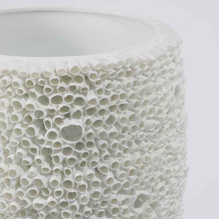 de Le Cuona | Shell Porcelain Vase – White