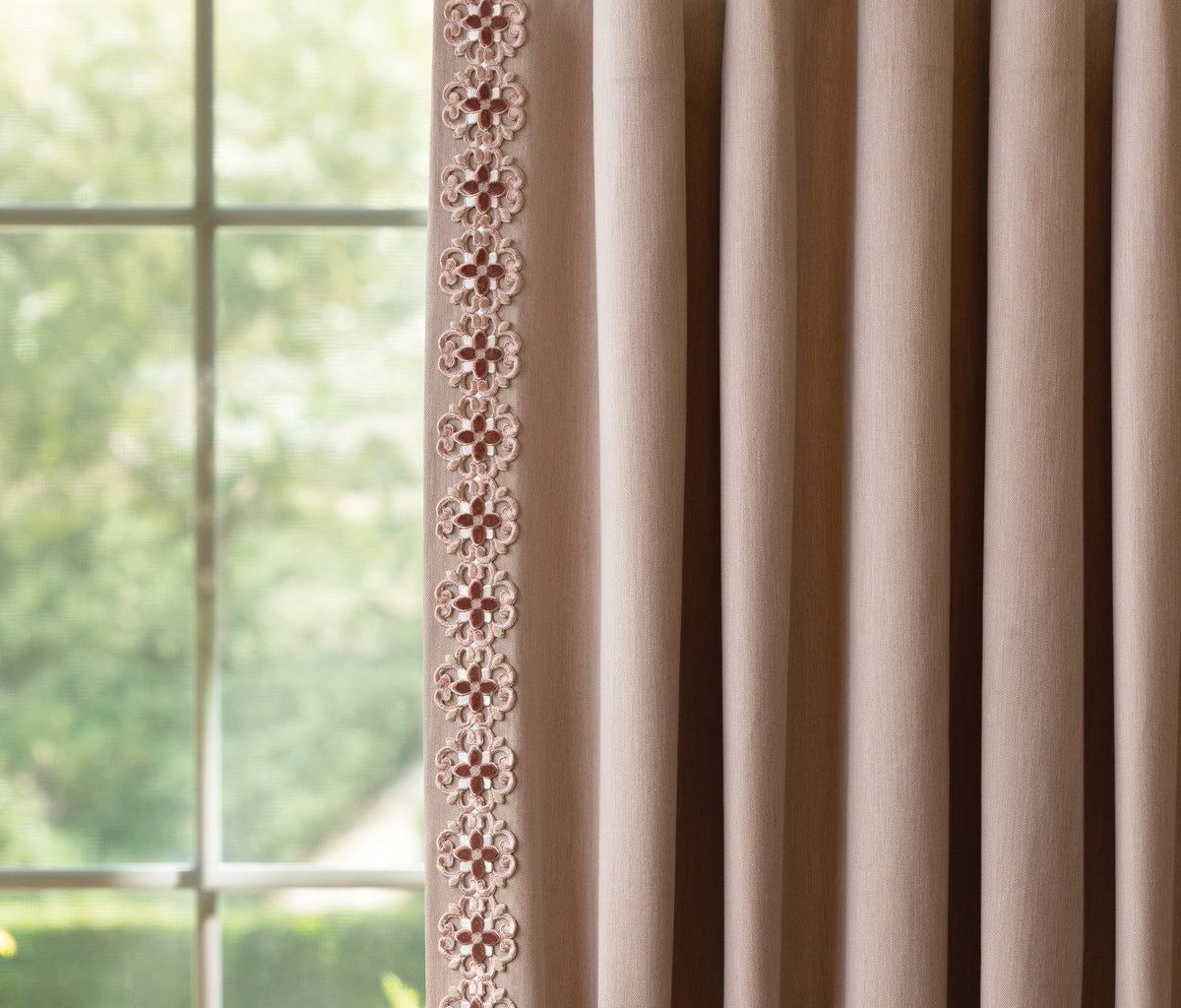 Samuel and Sons Lunaria Velvet Border — scenography