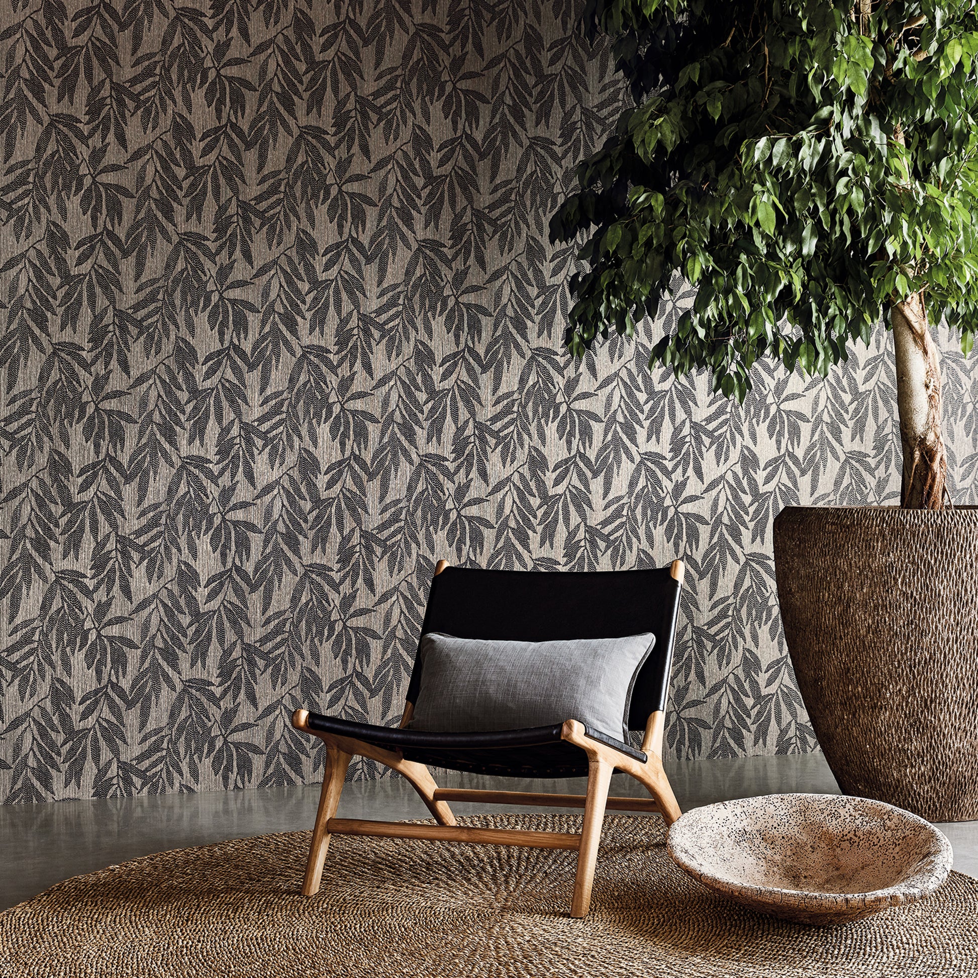 Pierre Frey Romo | Delphie Wallcovering – Shadow — scenography
