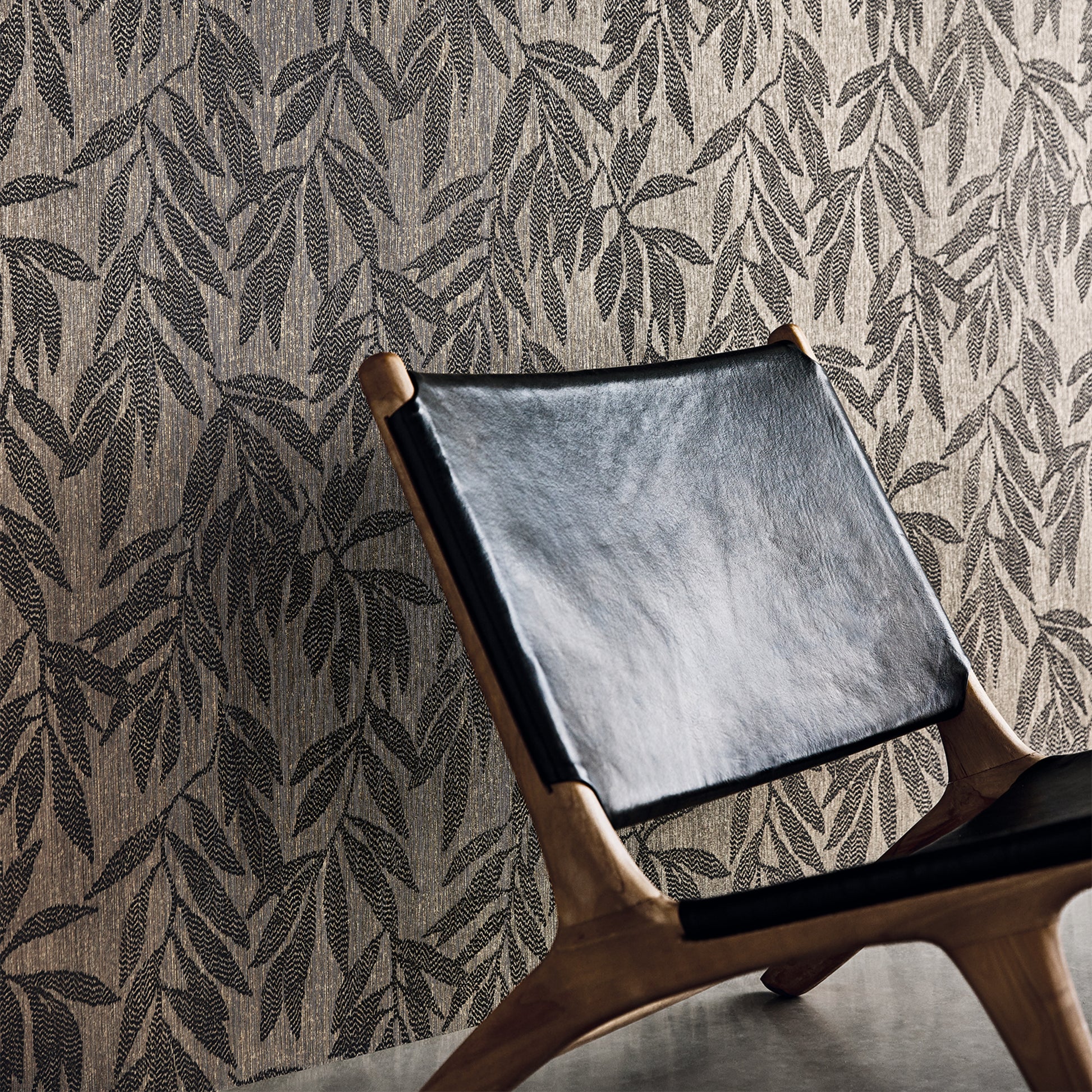 Pierre Frey Romo | Delphie Wallcovering – Shadow — scenography