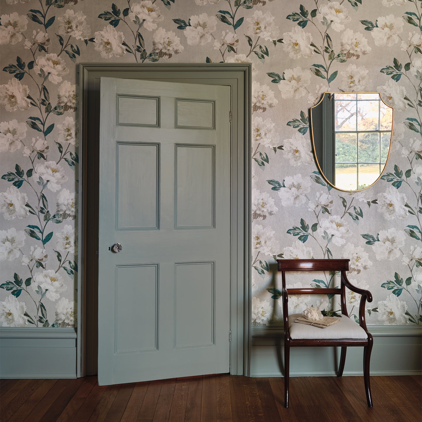 Pierre Frey Romo | Odelia Wallcovering – Silver — scenography