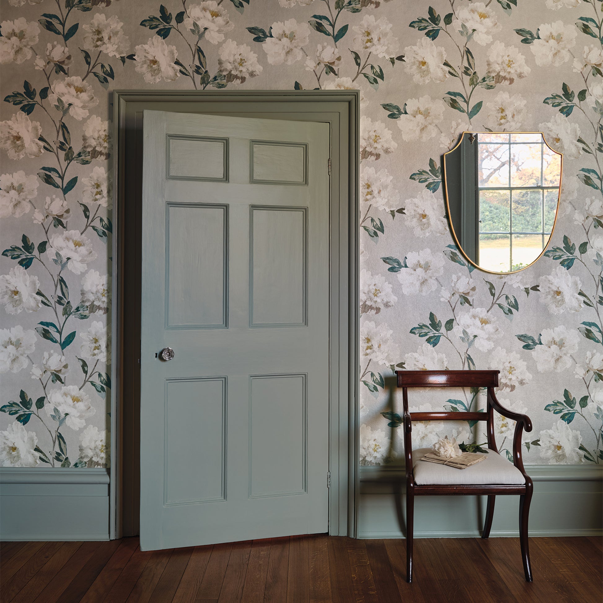 Pierre Frey Romo | Odelia Wallcovering – Silver — scenography