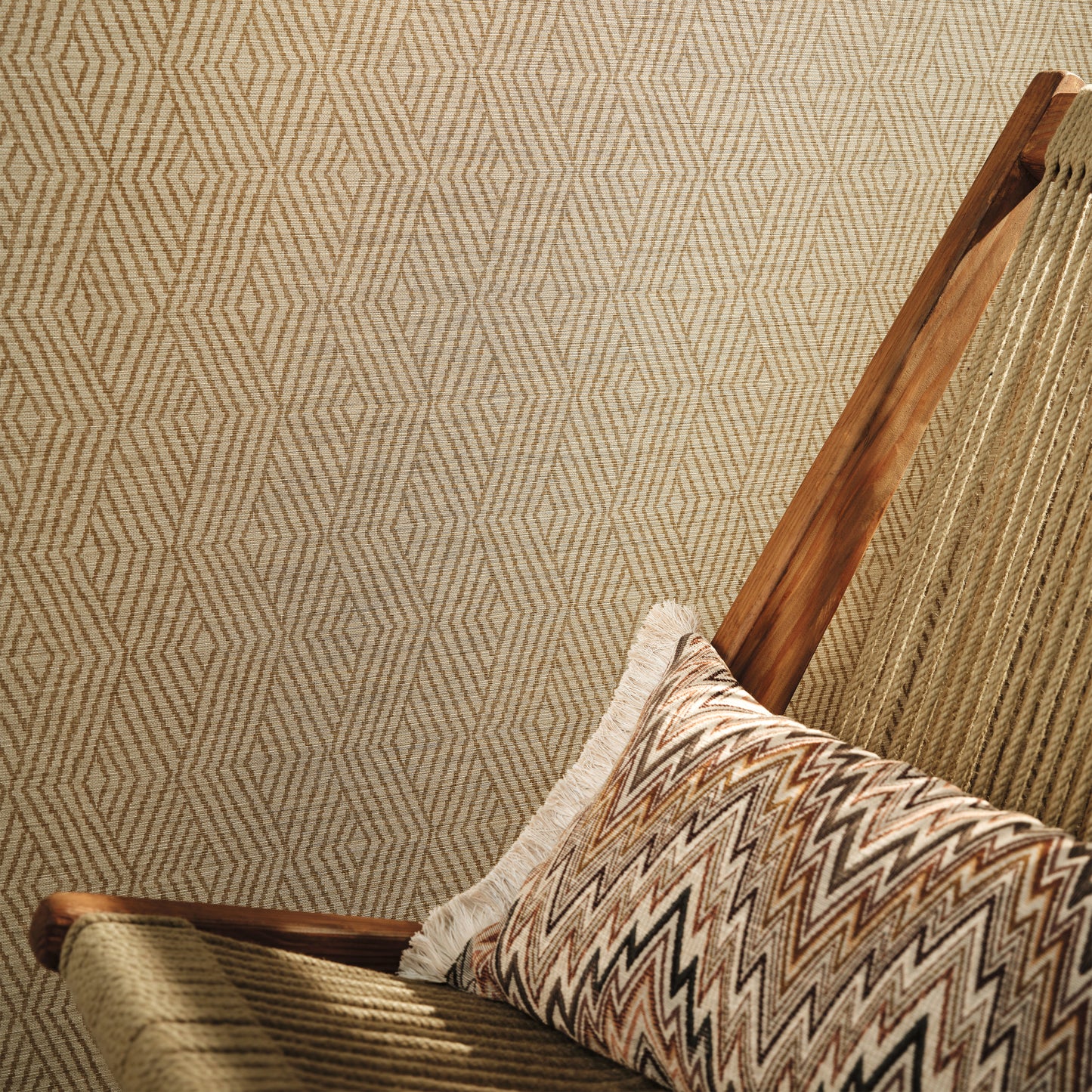 Pierre Frey Romo | Nyla Wallcovering – Tawny — scenography