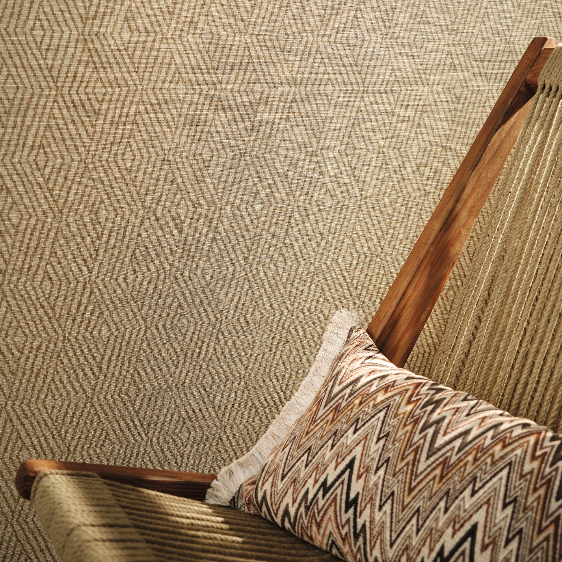 Pierre Frey Romo | Nyla Wallcovering – Tawny — scenography