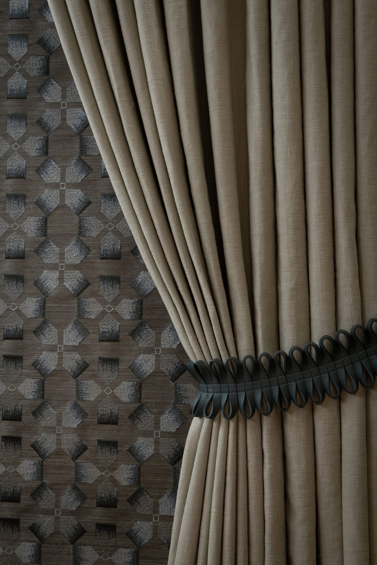 Samuel and Sons Cartwheel Holdback — scenography
