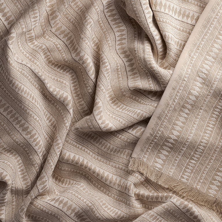 de Le Cuona | Assegai Throw with Fringe & Suede Edge – Stone