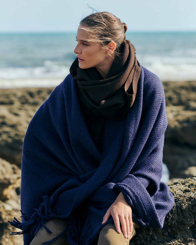 de Le Cuona | Baby Alpaca Throw – Cobalt