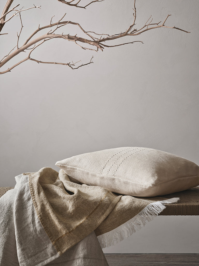 de Le Cuona | Haiku Panel Throw – Straw/Paper