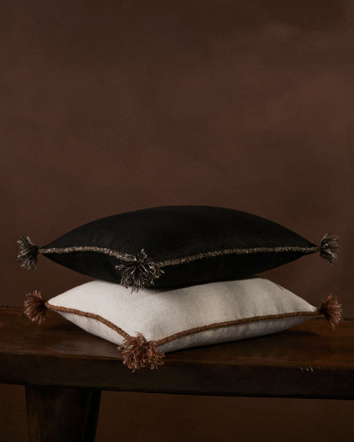 de Le Cuona | Cape Cushion with Braided Cord Trim – Frost