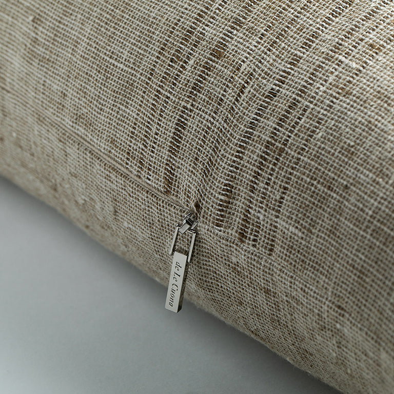 de Le Cuona | Cave Cloth Cushion with Vertical Detail – Rope
