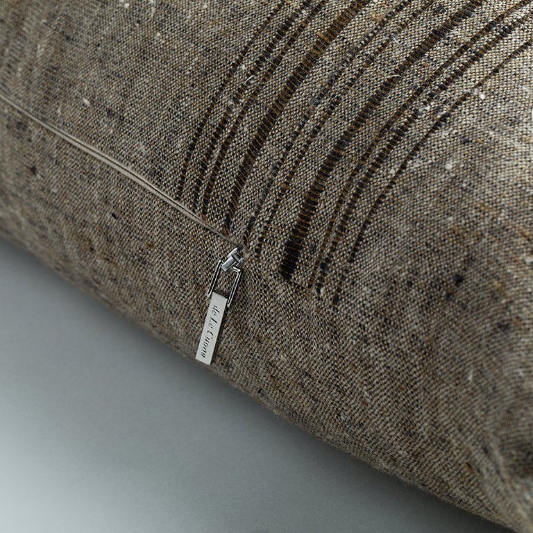 de Le Cuona | Cave Cloth Cushion with Vertical Detail – Storm