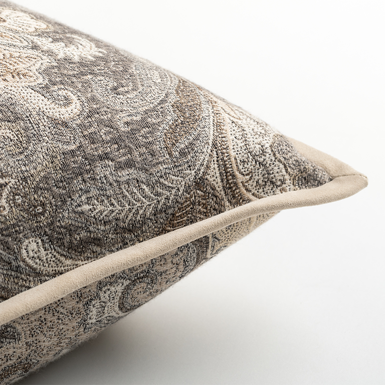 de Le Cuona | Elizabeth Paisley Cushion with Suede Trim – Cygnet
