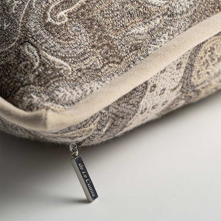 de Le Cuona | Elizabeth Paisley Cushion with Suede Trim – Cygnet