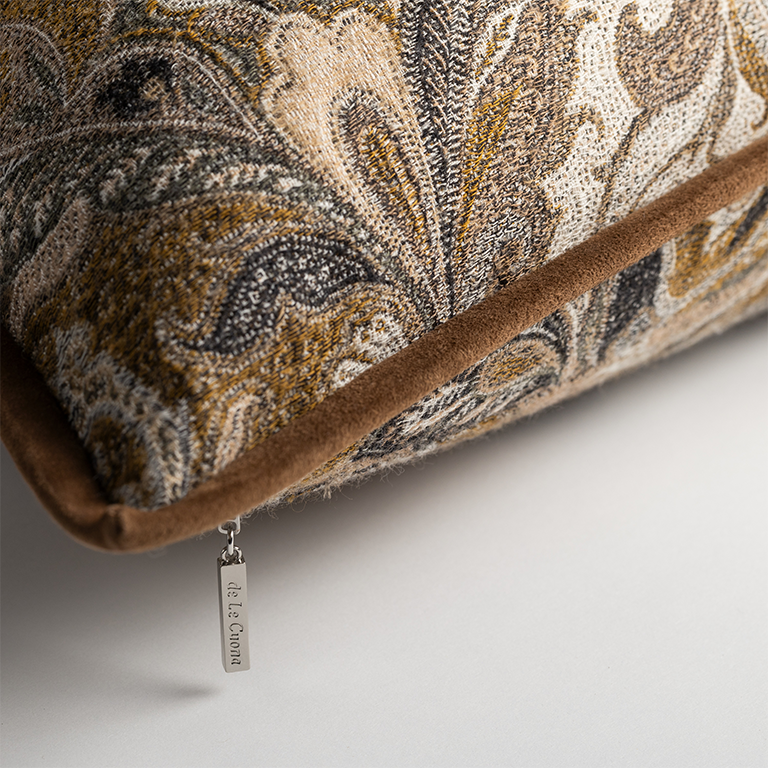 de Le Cuona | Elizabeth Paisley Cushion with Suede Trim – Partridge