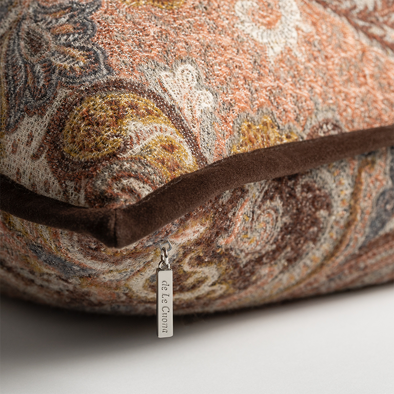 de Le Cuona | Elizabeth Paisley Cushion with Suede Trim – Pheasant
