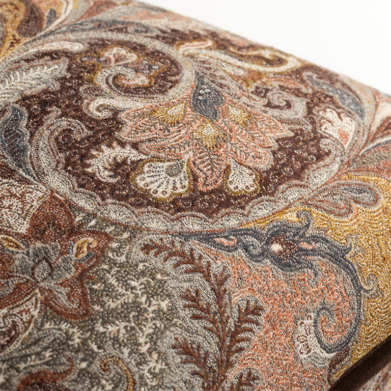 de Le Cuona | Elizabeth Paisley Cushion with Suede Trim – Pheasant