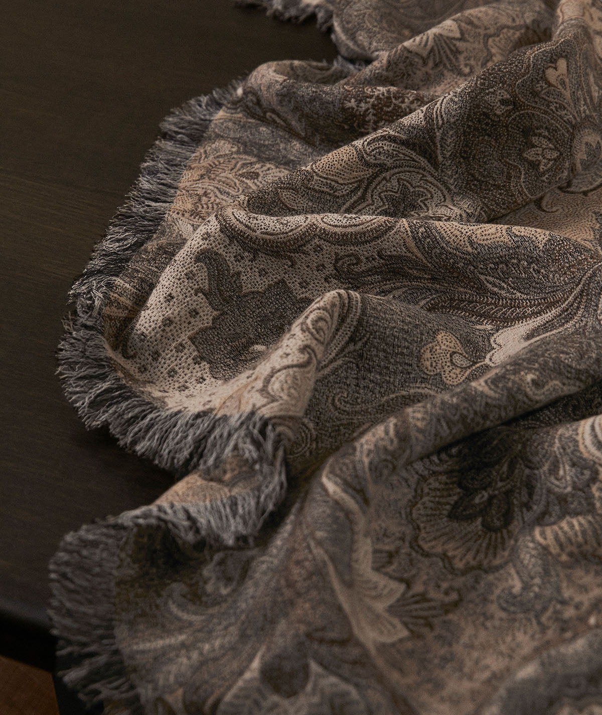 de Le Cuona | Elizabeth Throw with Fringe & Suede Edge – Cygnet