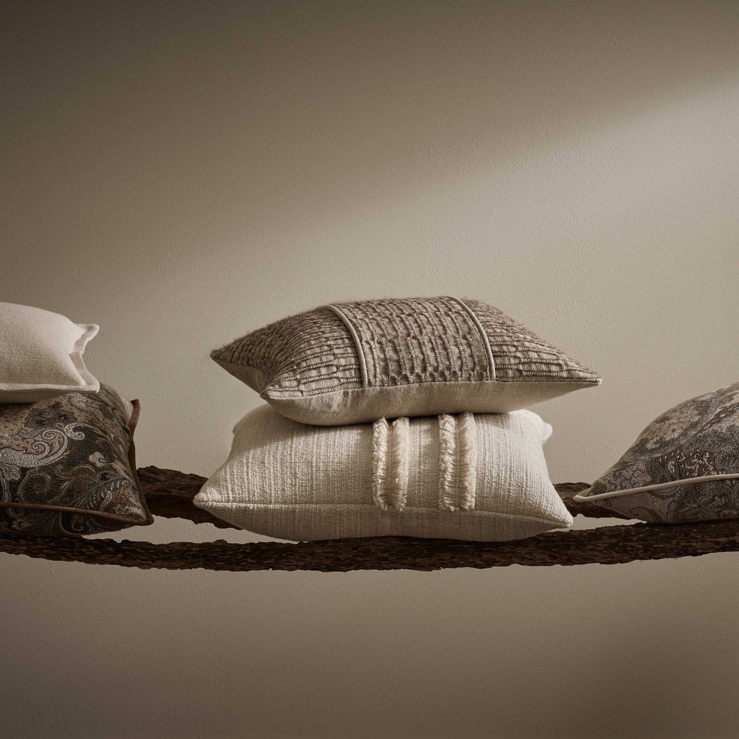 de Le Cuona | Strata Cushion with Fringe Detail – Pampas