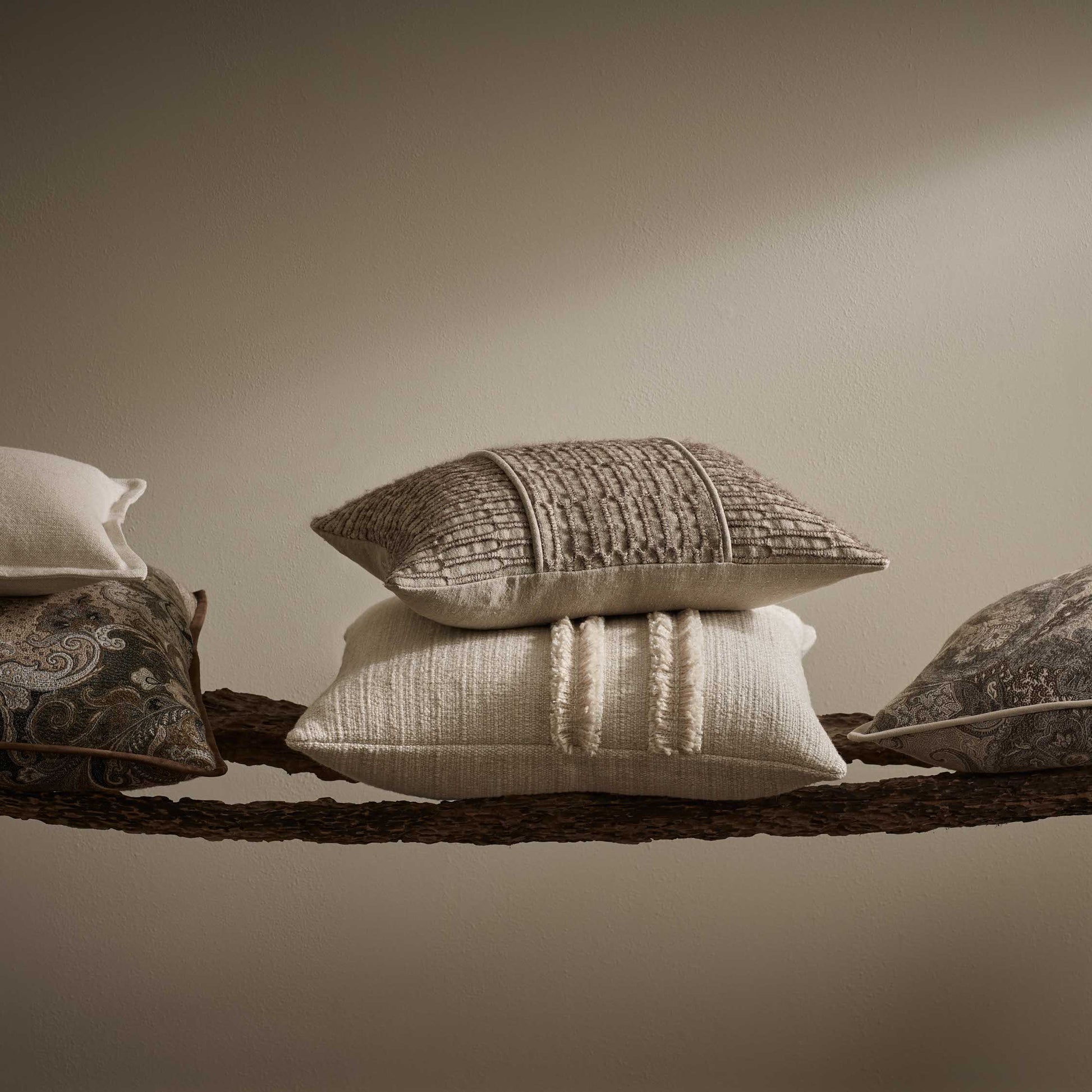 de Le Cuona | Strata Cushion with Fringe Detail – Pampas